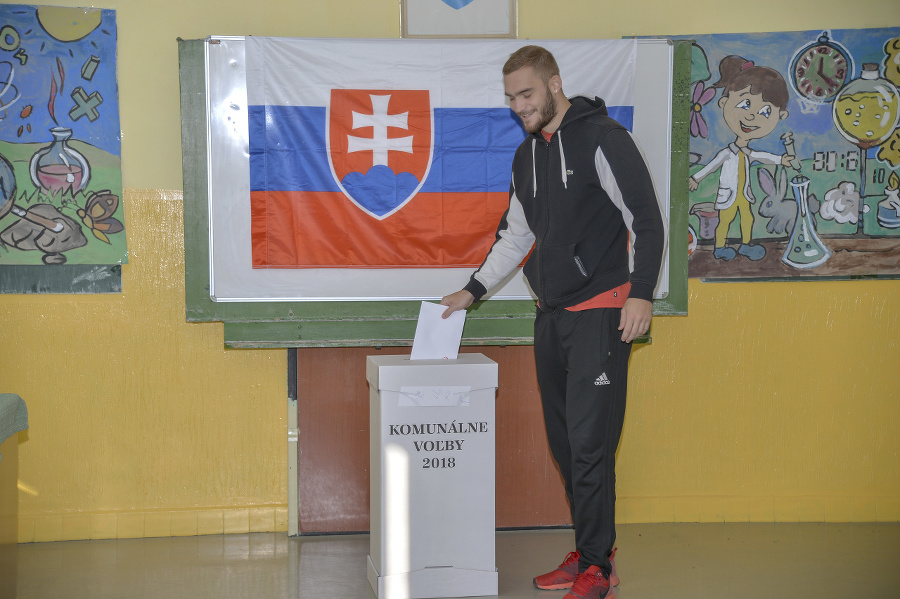 Takmer polovica slovenských voličov si v komunálnych voľbách vybrala nových primátorov a starostov.