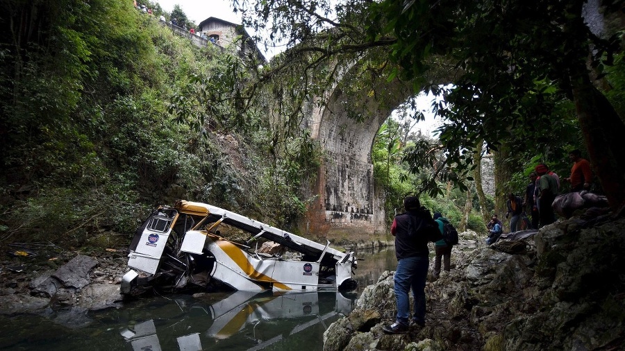 Autobus sa zrútil do