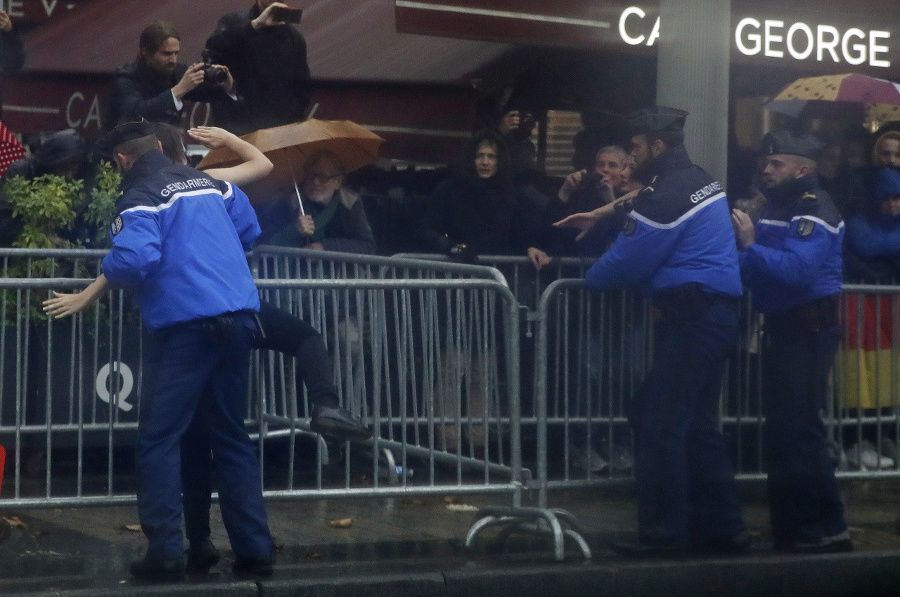 Policajti zabránili ľuďom, ktorí sa chceli dostať za bránu.