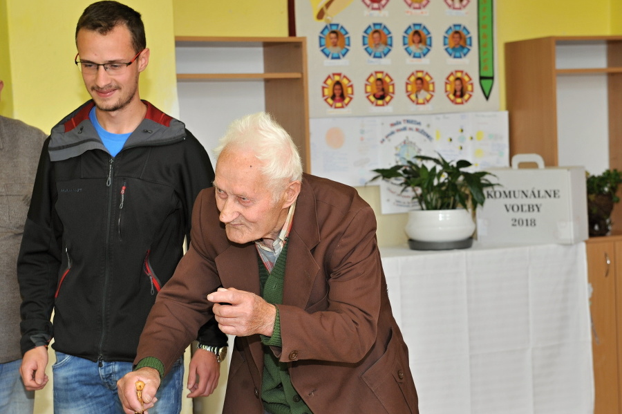 93-ročný volič Jozef Dávidík
