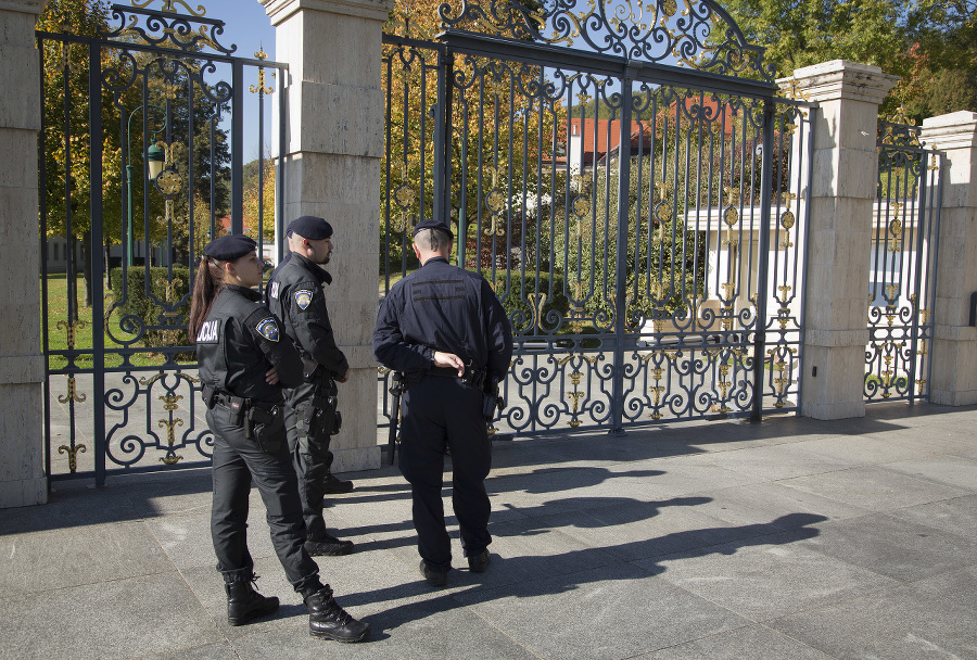 Policajti pred rezidenciou chorvátskeho