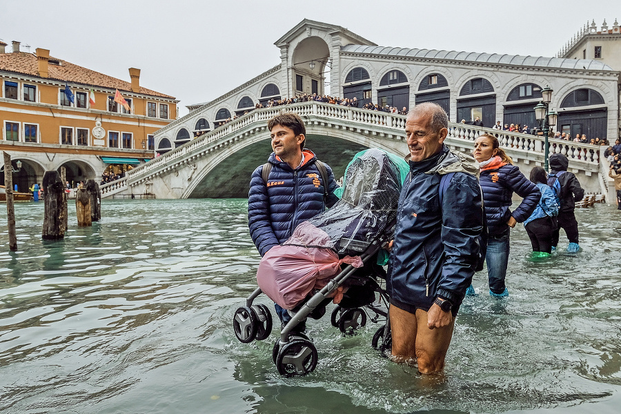 V Benátkach sa ľudia