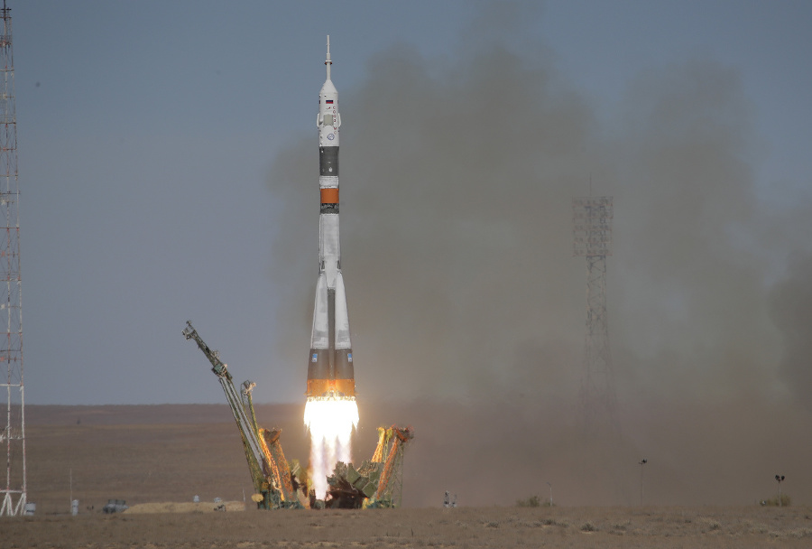 Štart rakety Sojuz MS-10