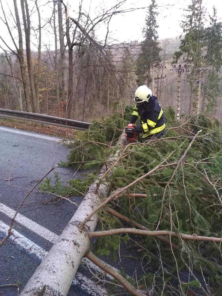 Hasiči riešili desiatky mimoriadnych