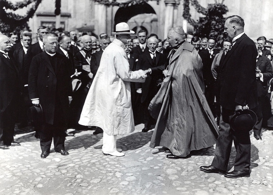 1928: Arcibiskup Leopold Prečan