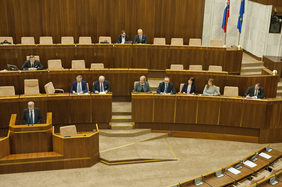Parlament má problém.