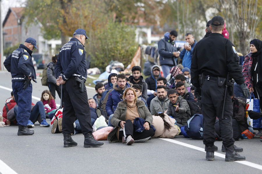 Migranti táboria neďaleko policajnej