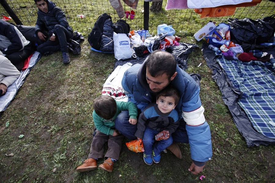 Migranti táboria neďaleko policajnej