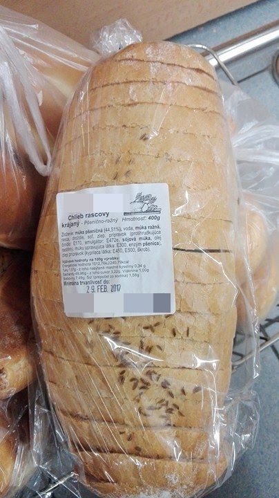 Jana si všimla detail na zabalenom chlebe.