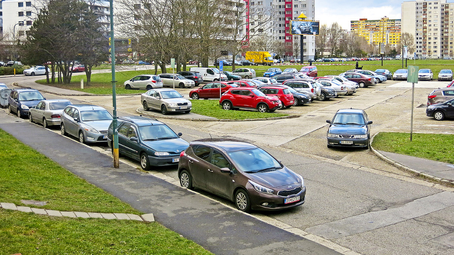 Parkoviská v Petržalke praskajú