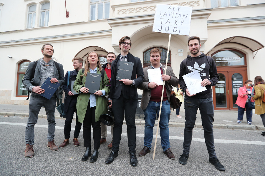 Protest študentov pred centrálou