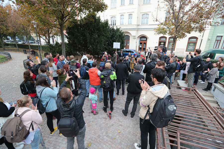 Protest študentov pred centrálou