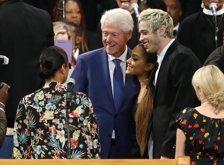 Bill Clinton so speváčkou Arianou Grande a jej snúbencom
