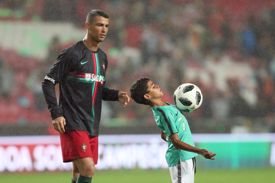 Ronaldo vkladá do syna
