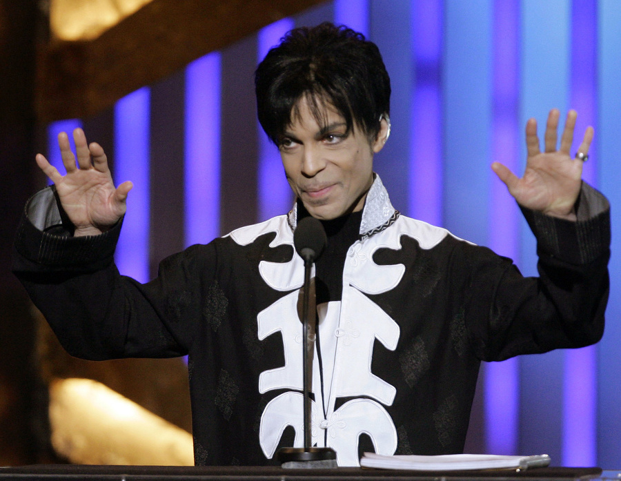 Na snímke z 2. marca 2007 spevák Prince akceptuje cenu Národnej asociácie na podporu ľudí s farebnou pleťou NAACP Image Awards v Los Angeles.