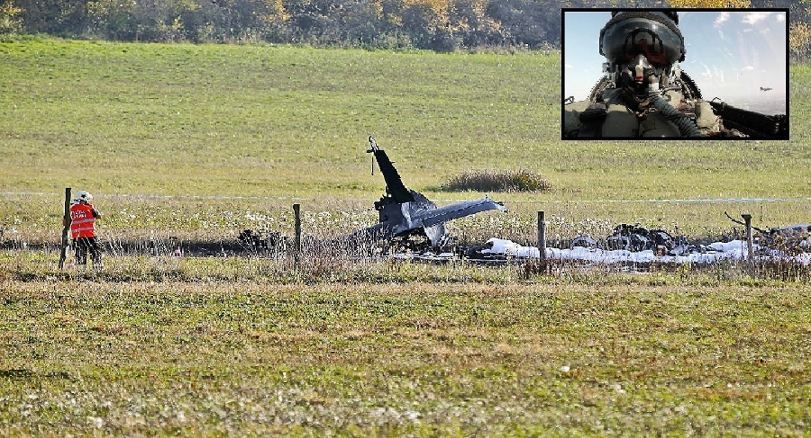 Vojenské cvičné lietadlo skončilo po páde zničené.
