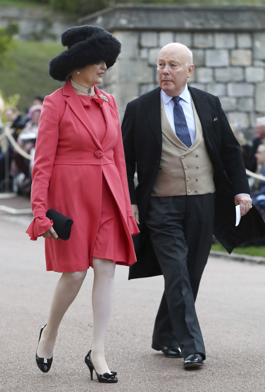 Hostia pri príchode na svadbu princeznej Eugenie.
