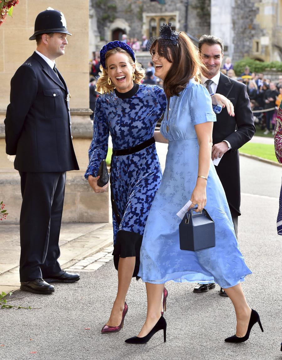 Cressida Bonas (vľavo) pri príchode na svadbu princeznej Eugenie.