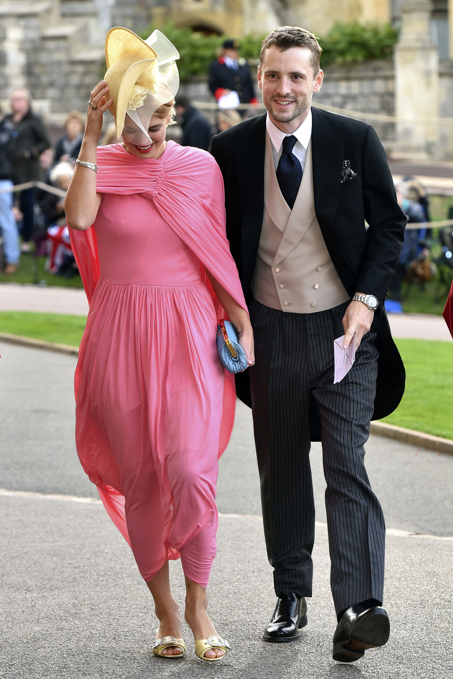 Hostia pri príchode na svadbu princeznej Eugenie.