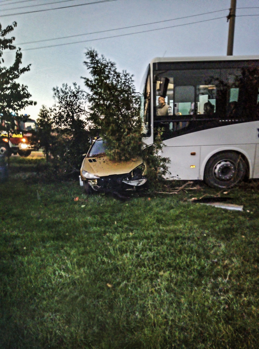 Autobus dotlačil do záhrady