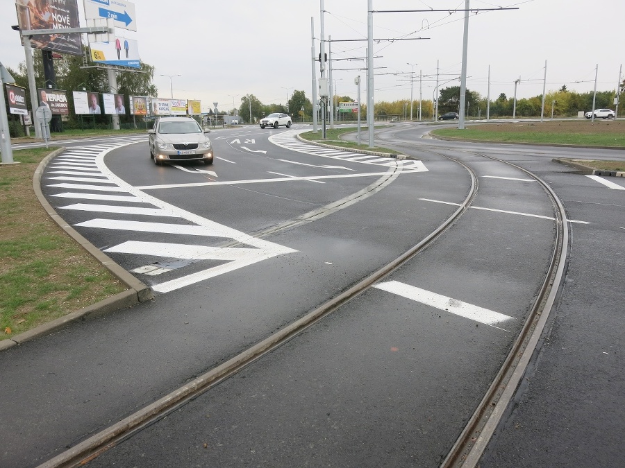Koľajnice už vedú po okruhu, nie priečne cez objazd.