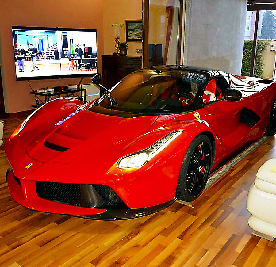 Roda je známy záľubou v luxusných ferrari, jedno z nich parkovalo v obývačke.