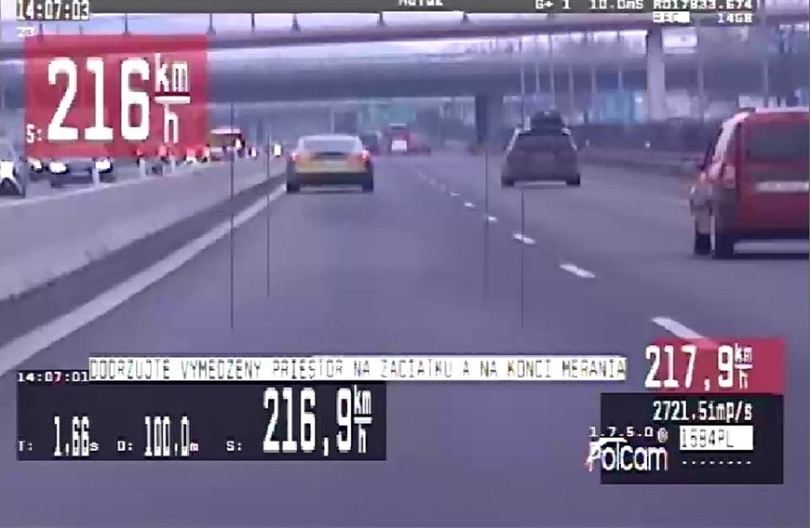Vodič tohto rýchleho auta s českým evidenčným číslom na diaľnici v Bratislave prekročil rýchlosť o 90 km/hod. Dostal pokutu.