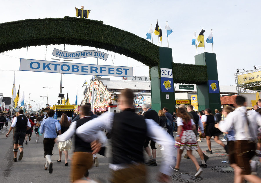 Oktoberfest privítal prvých návštevníkov.