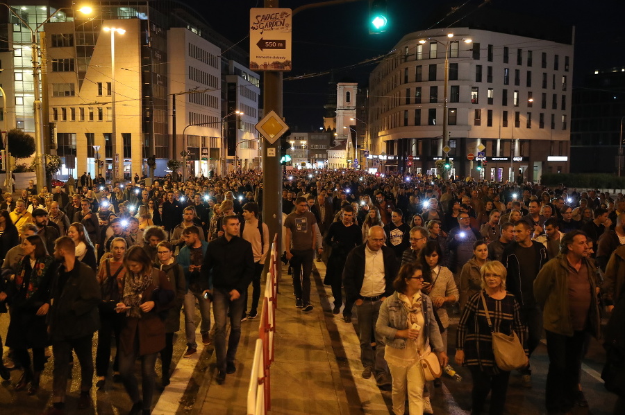 Protestujúci kráčajú hlavným mestom.