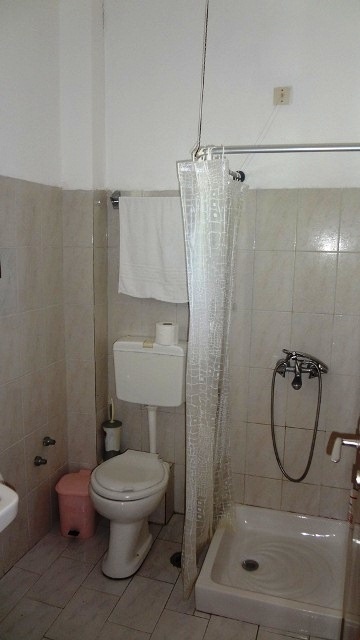 Kúpeľňa a WC v dvojhviezdičkovom hoteli na Korfu.
