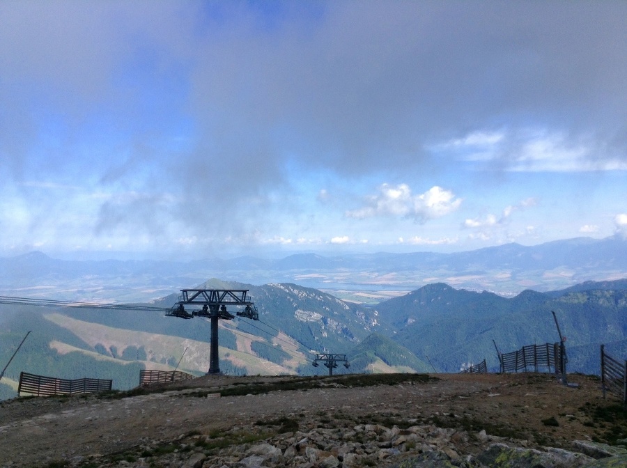 Možností na turistiku, je podľa dovolenkára v okolí neúrekom.