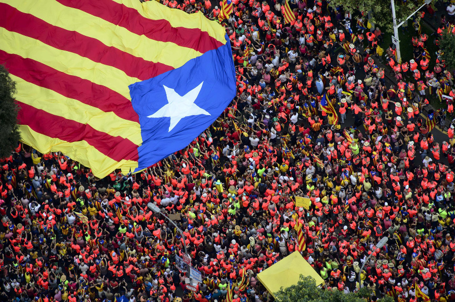 Katalánci pohltili Barcelonu.
