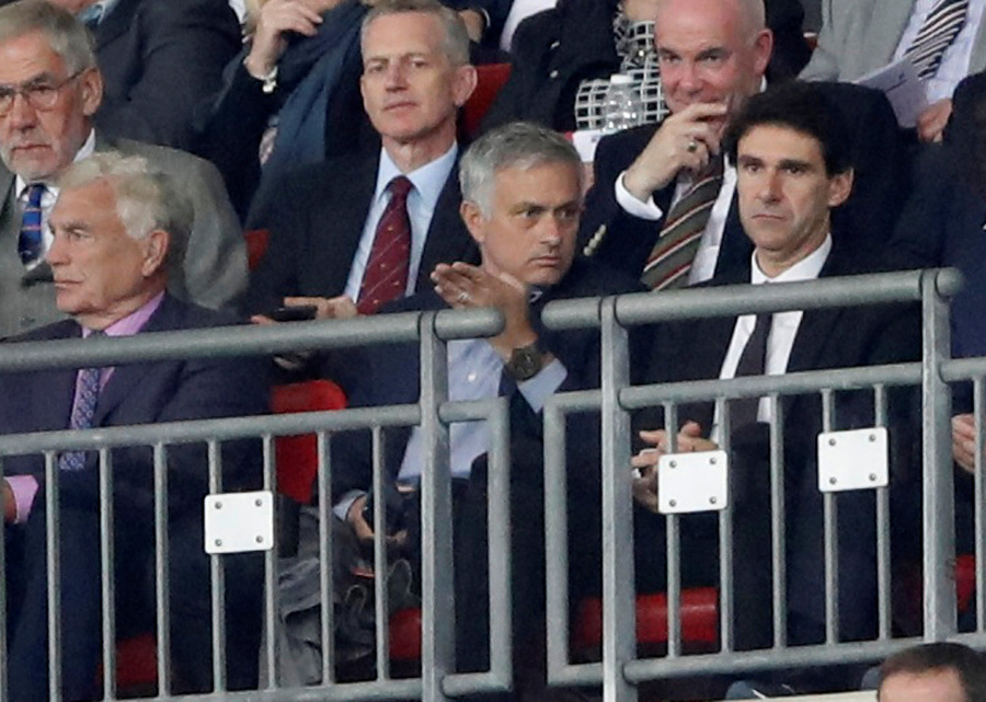 José Mourinho (v strede)
