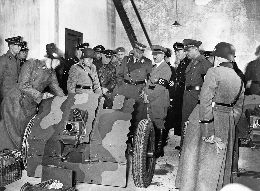 KONTROLA: Hitler spolu s príslušníkmi Waff en-SS kotnrolujú pred použitím vojenský mínomet.
