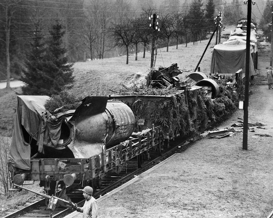 NEBEZPEČNÝ NÁKLAD: Spojenecké vojská našli po vstupe do Nemecka pri meste Bromskirchen aj takéto opustené rakety V-2.