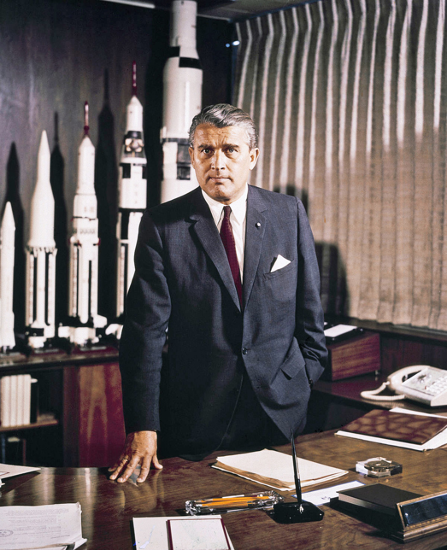 Wernher von Braun: Raketový konštruktér slúžil pre Hitlera, neskôr si ho „adoptovala“ NASA. Pomohol Armstrongovi dostať sa na Mesiac.