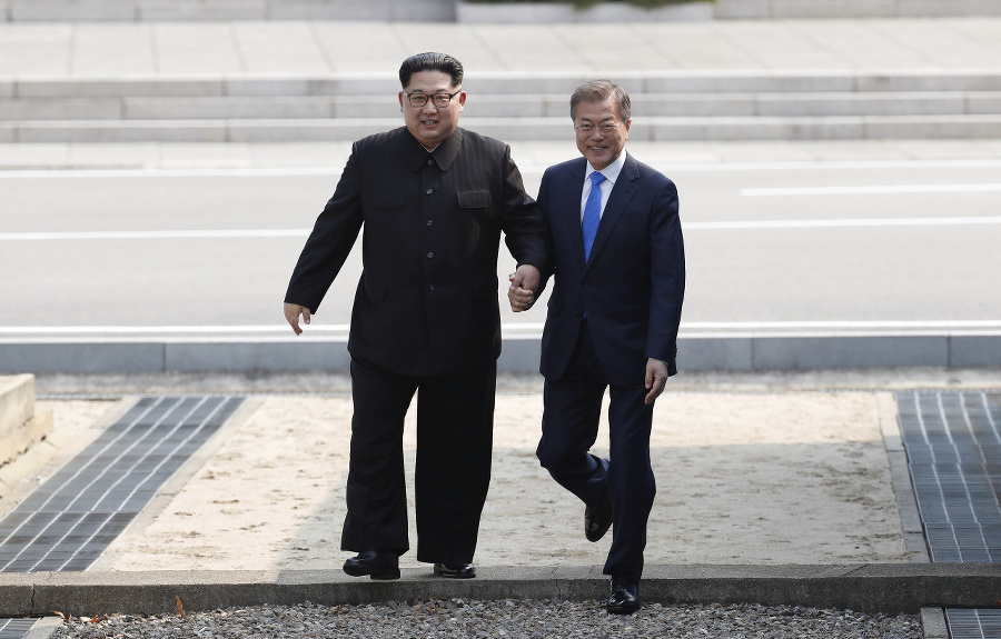 Kim Čong-un (vľavo) neplánovane