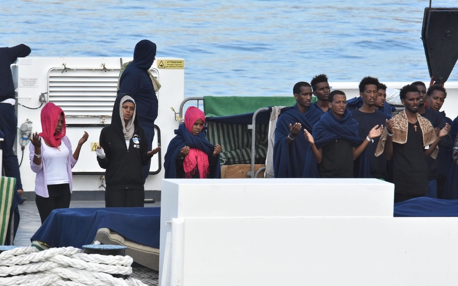 Migranti na palube námorného