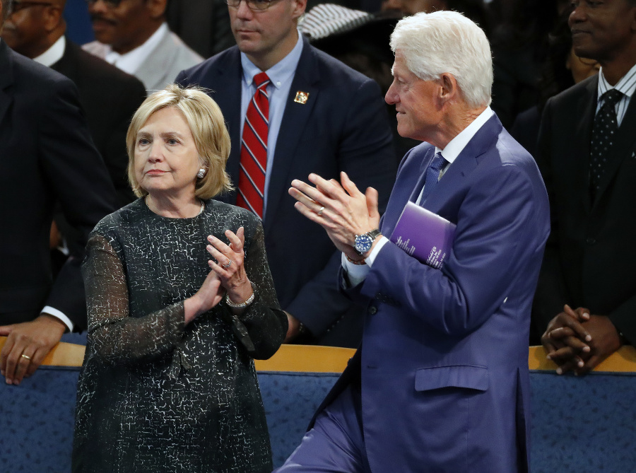 Bývalý americký prezident Bill Clinton s manželkou Hillary počas poslednej rozlúčky s kráľovnou soulu