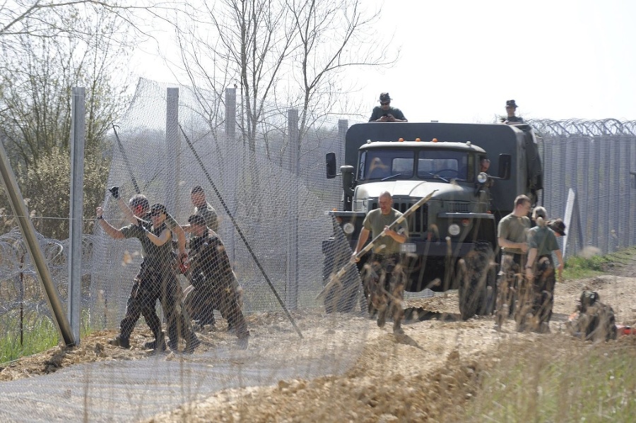 Maďarskí vojaci stavajú dočasný
