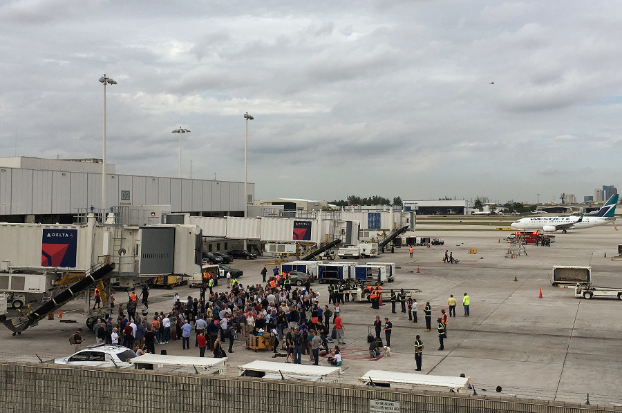 Letisko okamžite evakuovali. Ľudia
