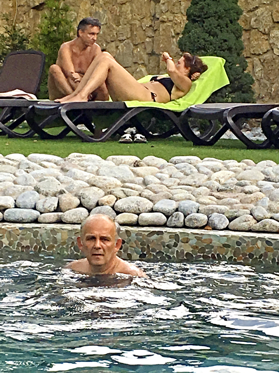 Dvojica si v bazéne