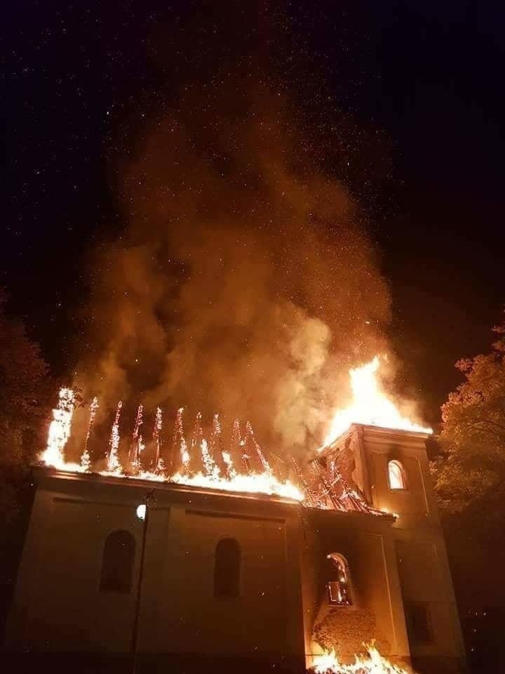Strecha kostola zhorela.
