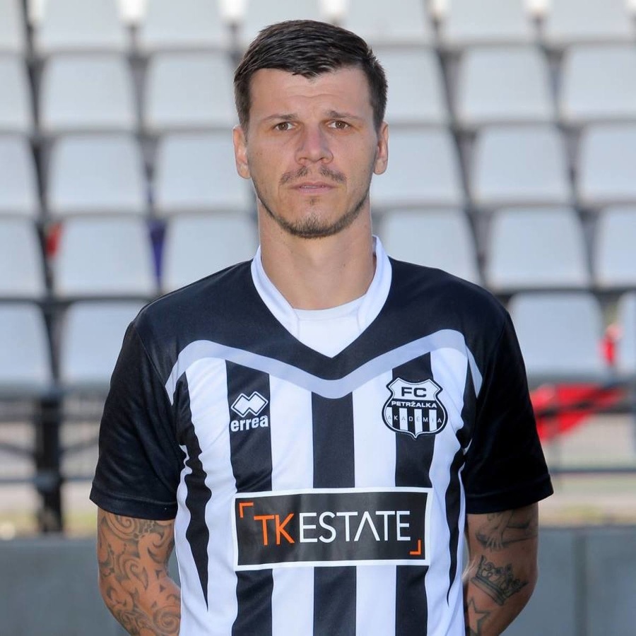 Juraj Halenár v drese FC Petržalka  Artmedia. Na pravom brehu Dunaja  ešte v Artmedii, zažil najlepšie  hráčske časy.