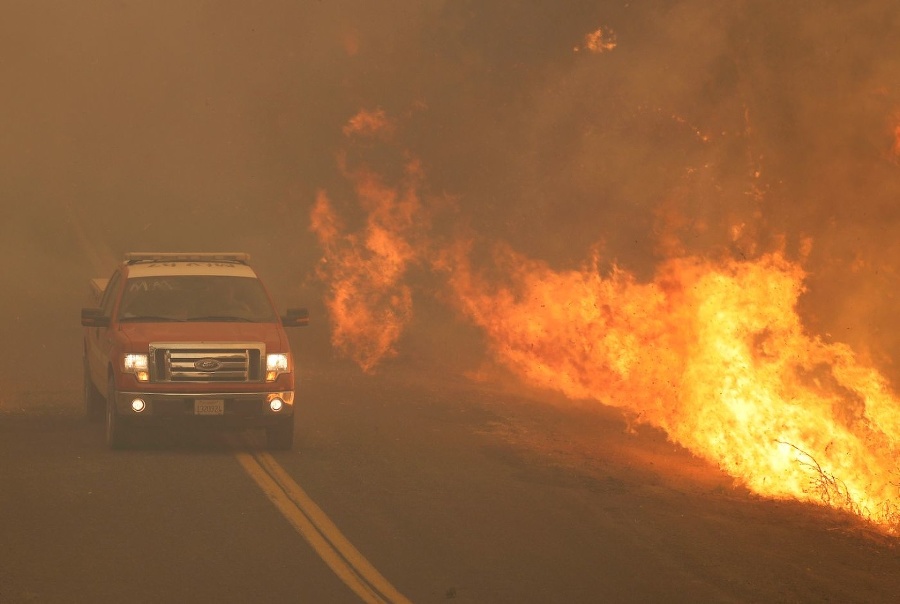 Oheň ohrozuje desiatky tisíc