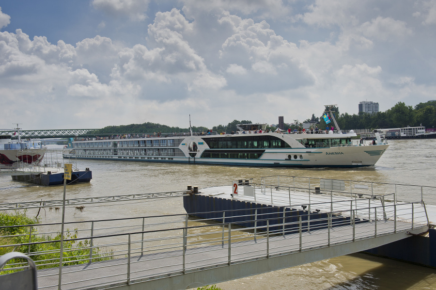 Turistická loď na Dunaji.