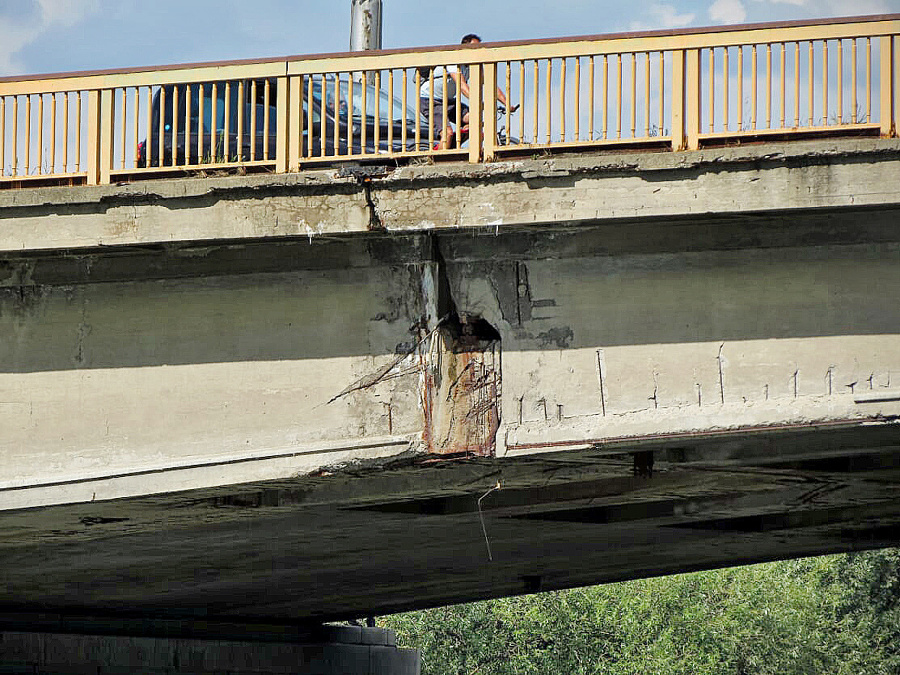 Poškodený most v Trenčíne.