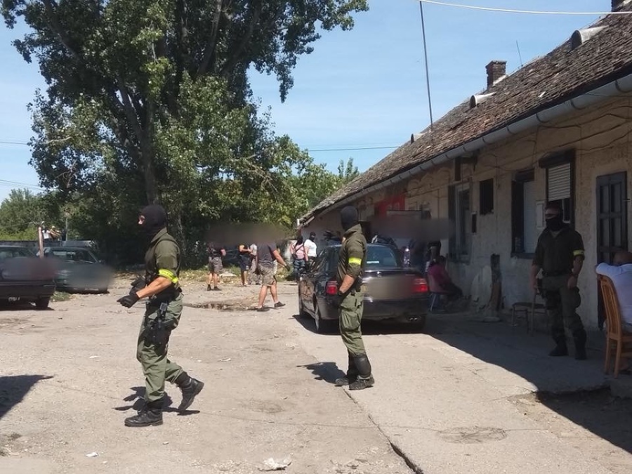 Policajti zasahovali v Seredi.