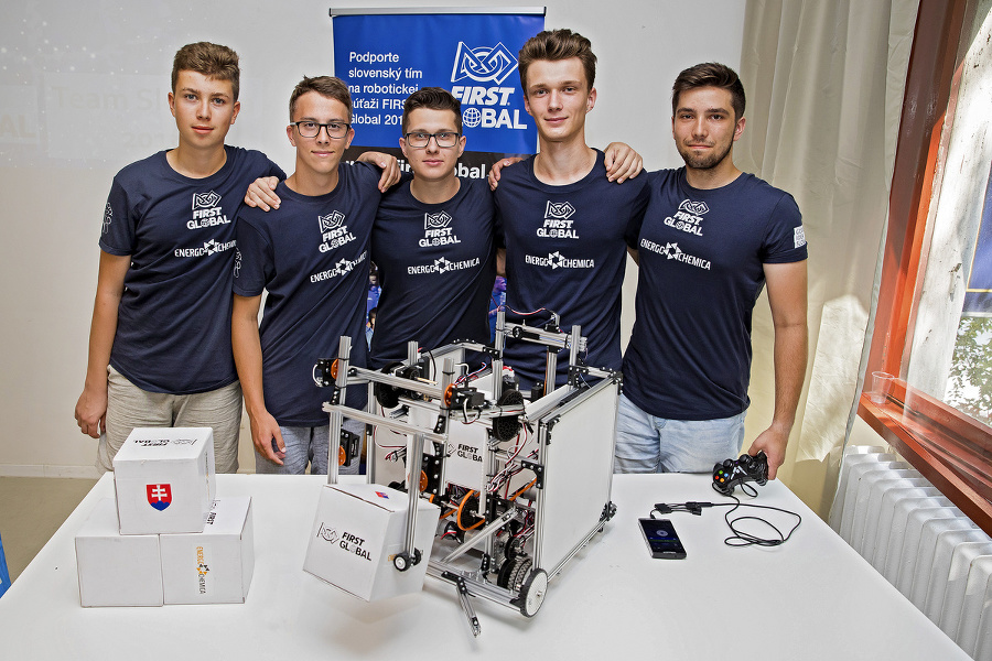 Zľava: Oliver (16), Viliam (17, Tomáš (18), Adam (17) a Martin (17) suťažili v zahraničí.