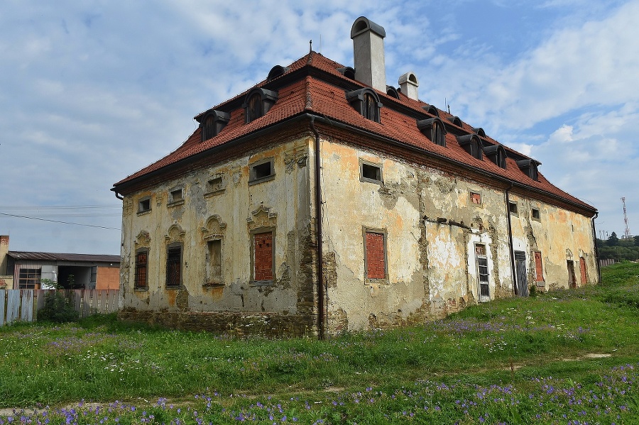 Schátraný, pôvodne renesančný kaštieľ